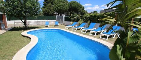 community pool casa rosales in cambrils