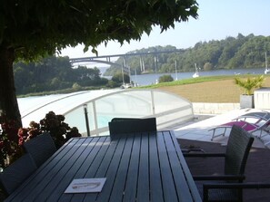 Une terrasse mi ombre-mi soleil exposée sud avec vue sur rivière