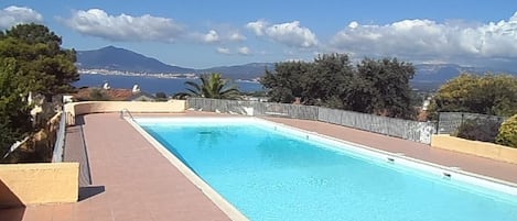 Piscine résidence
Vue identique sur le golfe d'Ajacccio depuis la terrasse de la location