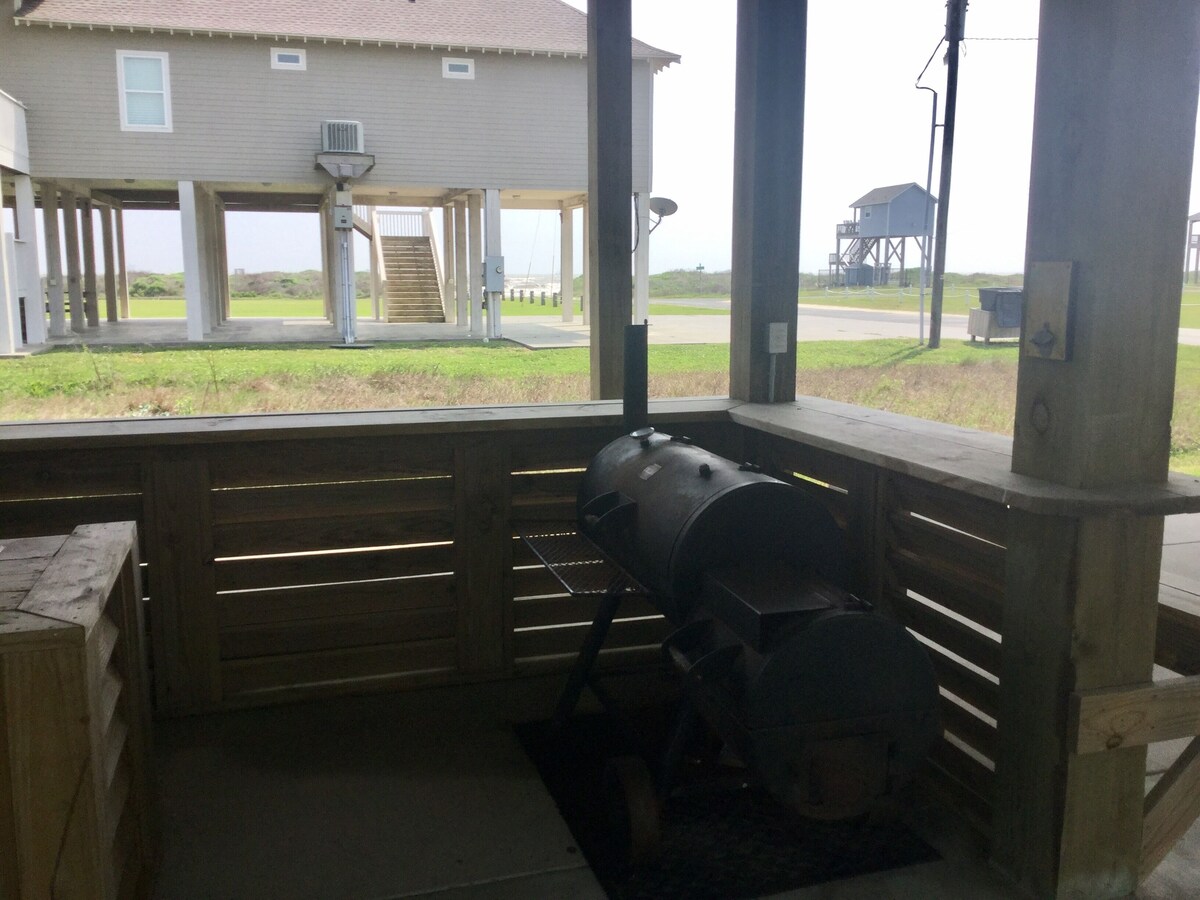 3/2 ~Sleeps 8 ~100 Ft From The Beach With Large Deck And Beautiful View