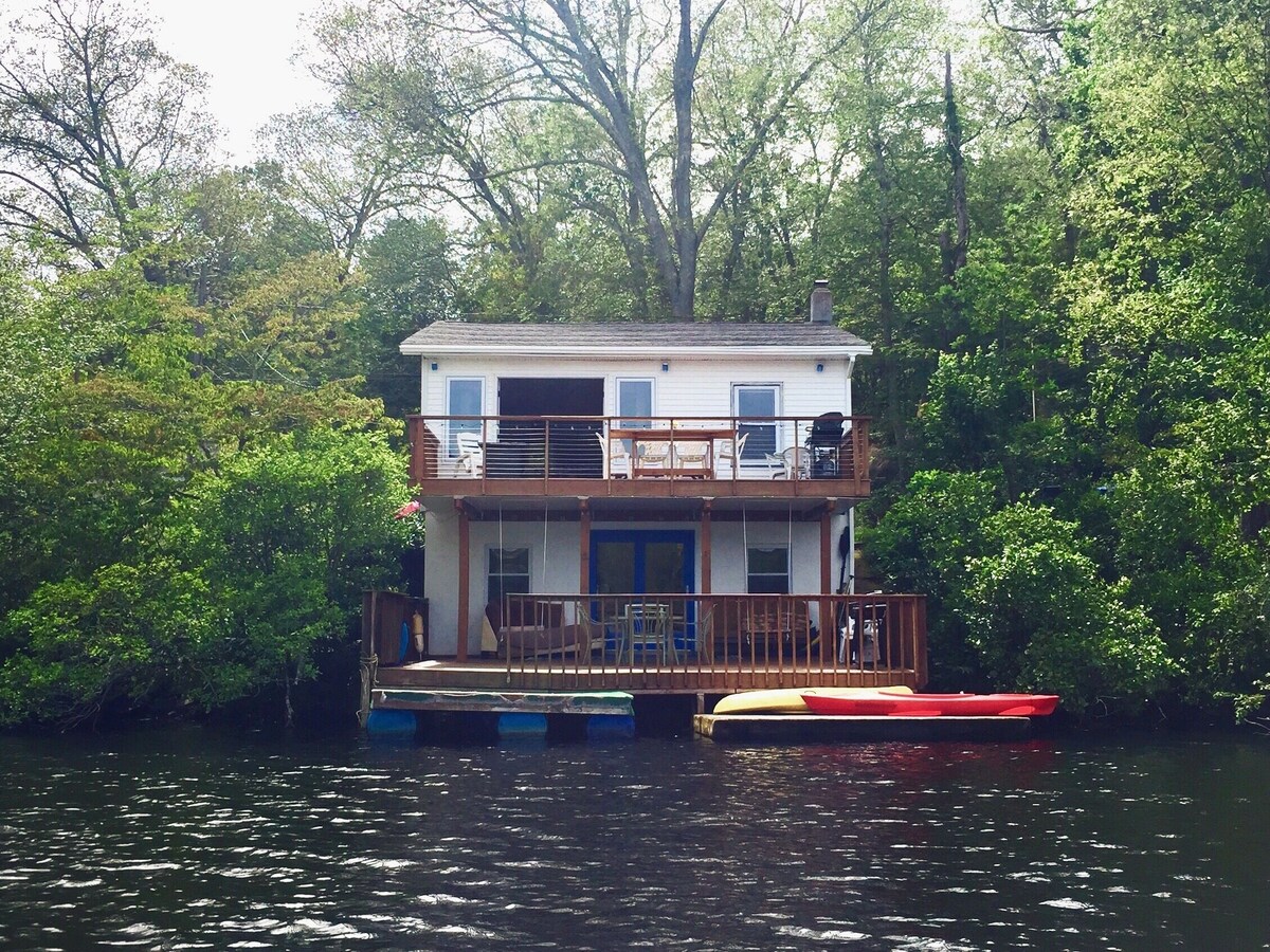 Lakeside cottage overhanging the water, beautiful window views across the lake