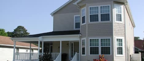 Front view -  Driveway parking for 6 cars and outdoor shower on the right side