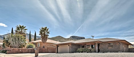 Explore White Sands from this sunny and peaceful vacation rental home.