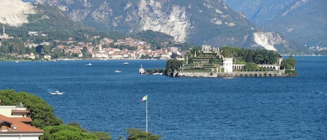 Blick von der Wohnung auf den Lago Maggiore und Isola Bella