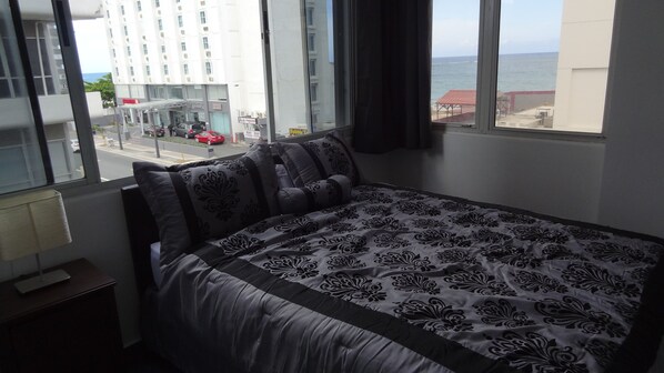 Queen size bed, ocean view