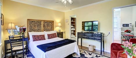Queen size bed sleeps 2 comfortably, Free wi-fi, and 40' Flat screen plasma TV