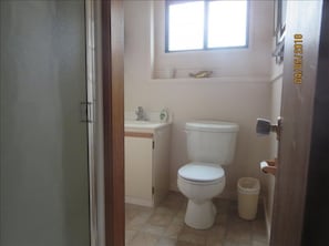 Bathroom ensuite with queen bedroom