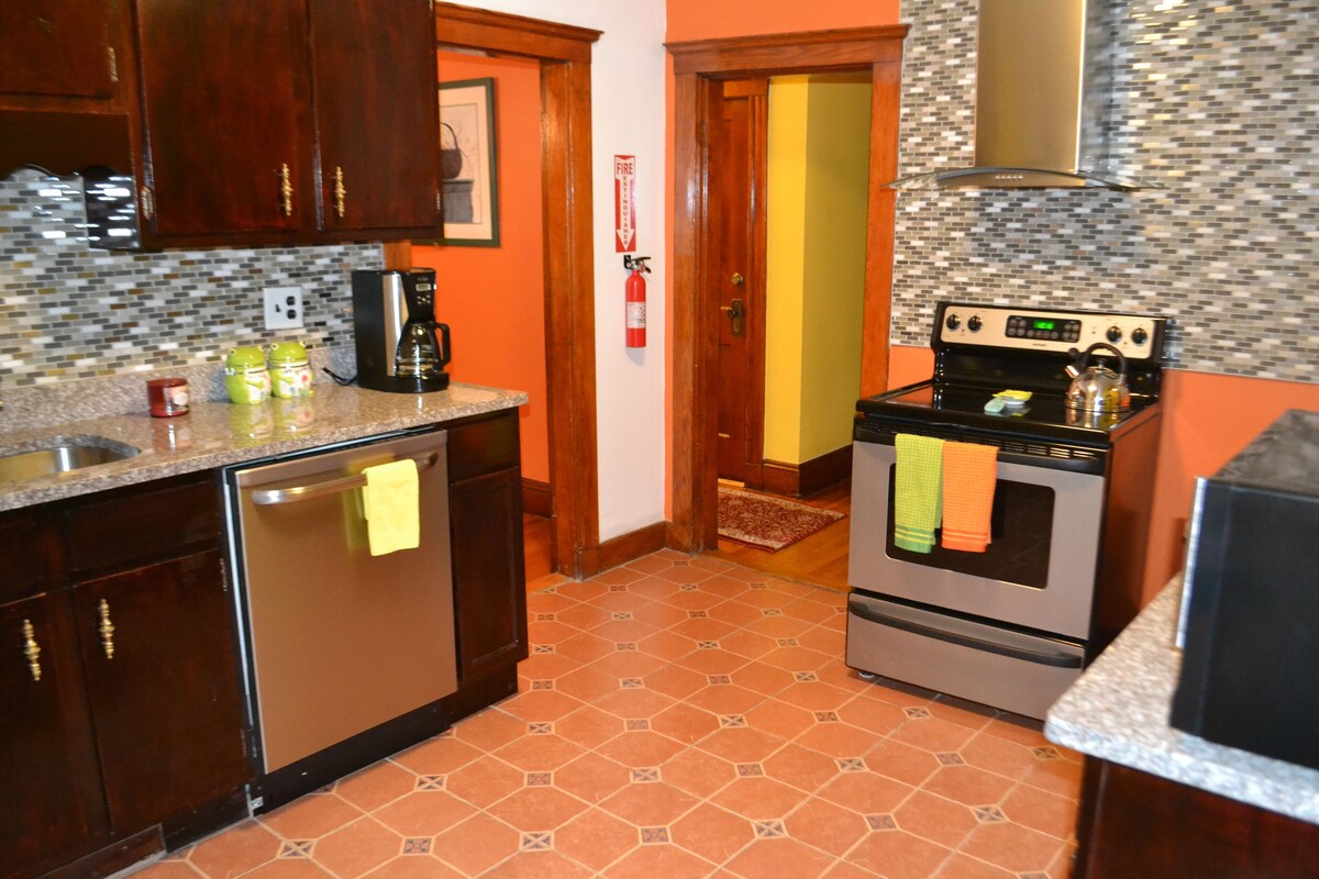 Fantastic 2 Bedroom Apartment Near Downtown