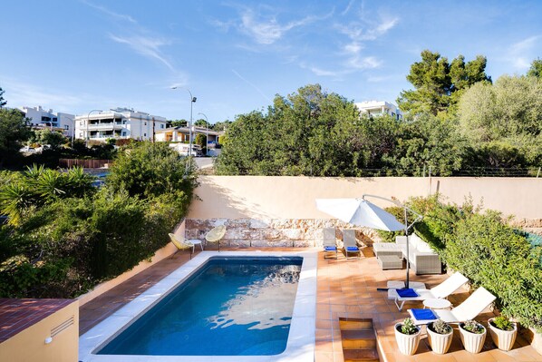 Piscina con terraza en Villa Bonanova, Palma de Mallorca