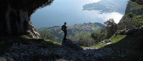 SENDERISMO A LOS  FAMOSOS OJOS DEL DIABLO
HIKING TO THE FAMOUS EYES OF THE DEVIL