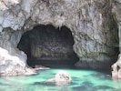 grotte dans les falaises de Sonabia: photo d'un kayak