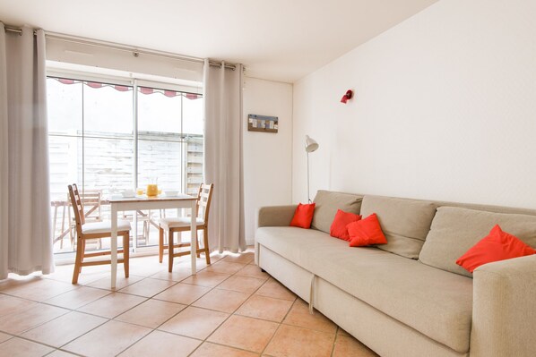 Studio meublé de tourisme 3* avec Terrasse en plein coeur de La Rochelle