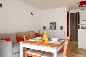 Studio meublé de tourisme 3* avec Terrasse en plein coeur de La Rochelle
