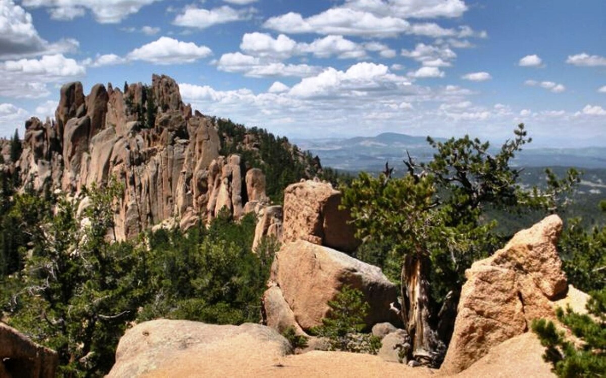 Romantic Forest Hideaway, Hot Tub, WiFi, Directv, near Attractions & Breweries!