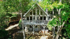 Welcome to the "Red Canoe" Lake Home