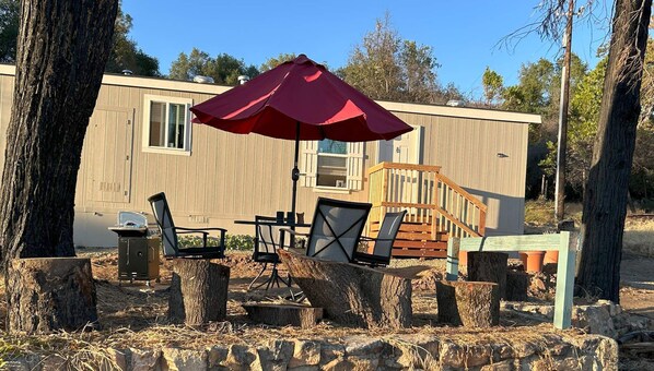 Outdoor patio with gas BBQ Great for viewing birds and wildlife. Extremely quiet