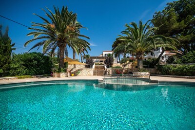 Impresionante villa moderna, con gran piscina y vistas al mar, a dos minutos de la playa