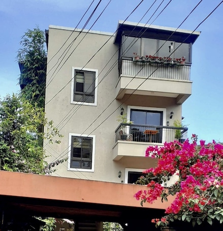 3 floors home, apartment for rent is on the second floor.