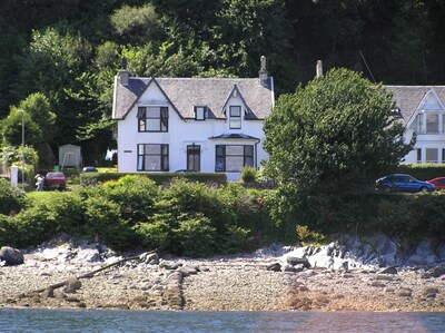 Wonderful holiday apartment on the edge of Loch Long with great views