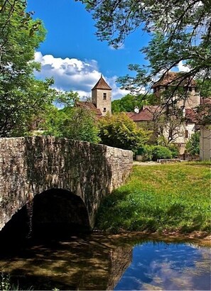 Bridge over Vers, La Tour behind.