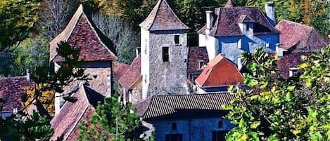 La Tour des Templiers, Watchtower still
guarding the valley.