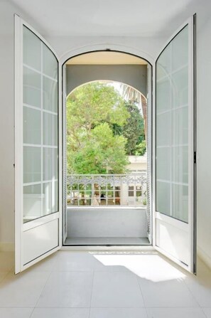 Juliette Balcony