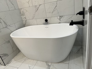 Soaker tub