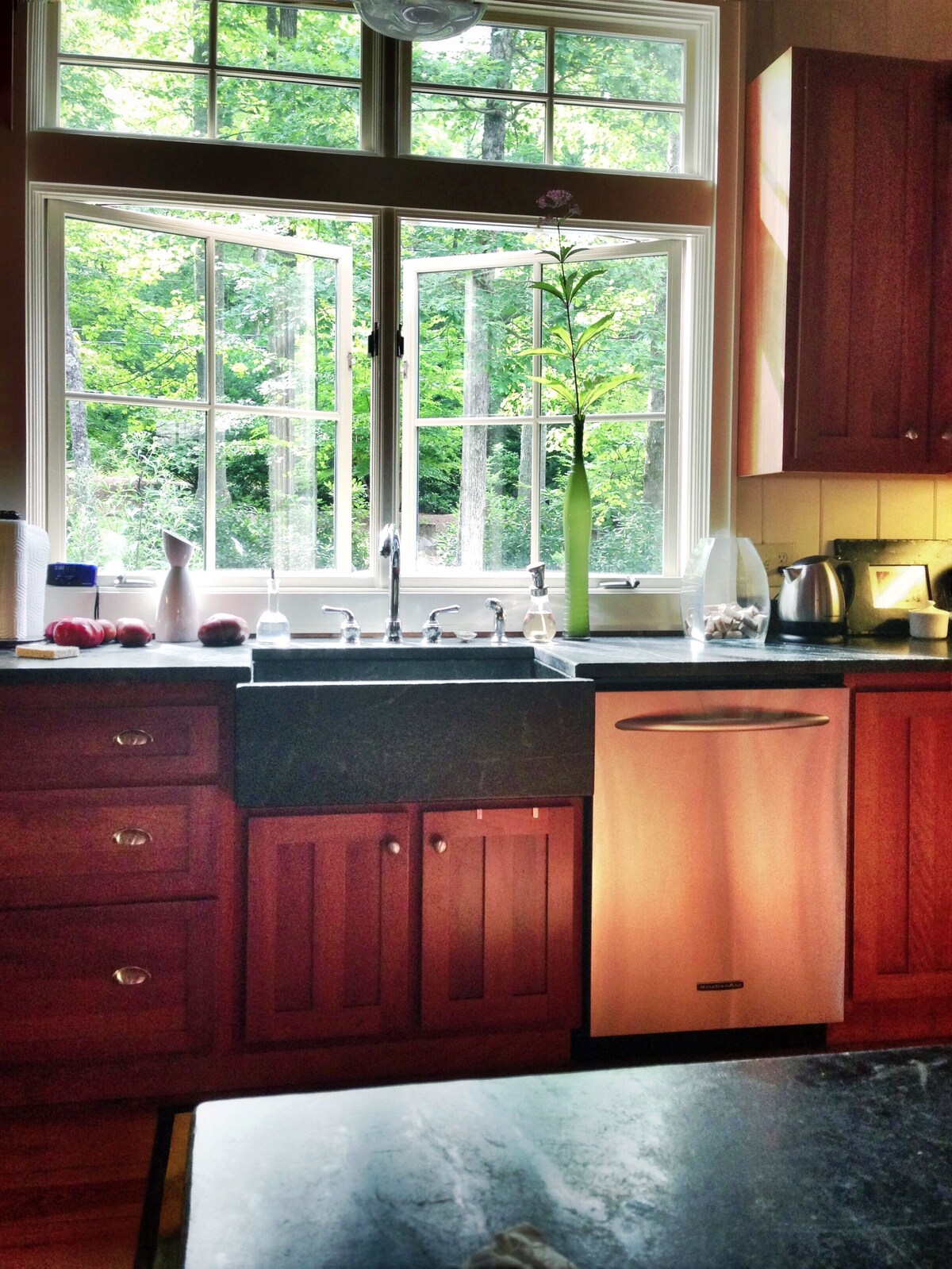Designer, modern rustic, close to everything. Plan a family getaway!