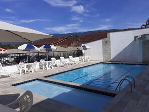 Pool med vattenfall