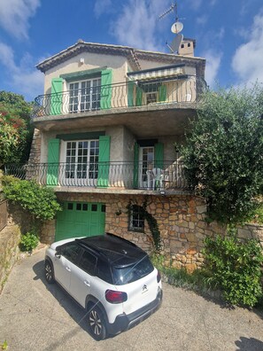 Garage et parking sécurisé pour 2 à 3 voitures