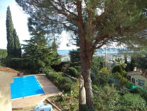 piscine l'hiver , bâche sécurisée à barres 