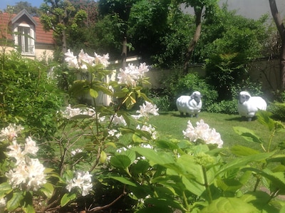 Little cottage with private garden, a gem walking from the Eiffel Tower