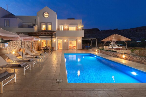 Villa Amara - Fabulous 3 bedroomed villa with private pool and hot tub