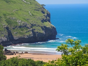 Sonabia's beach in summer: just twelve minutes walk from the apartment