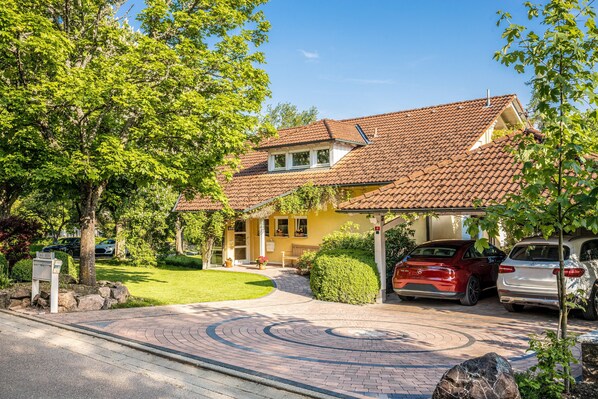 Haus Ahorn Parkplatz / Carport