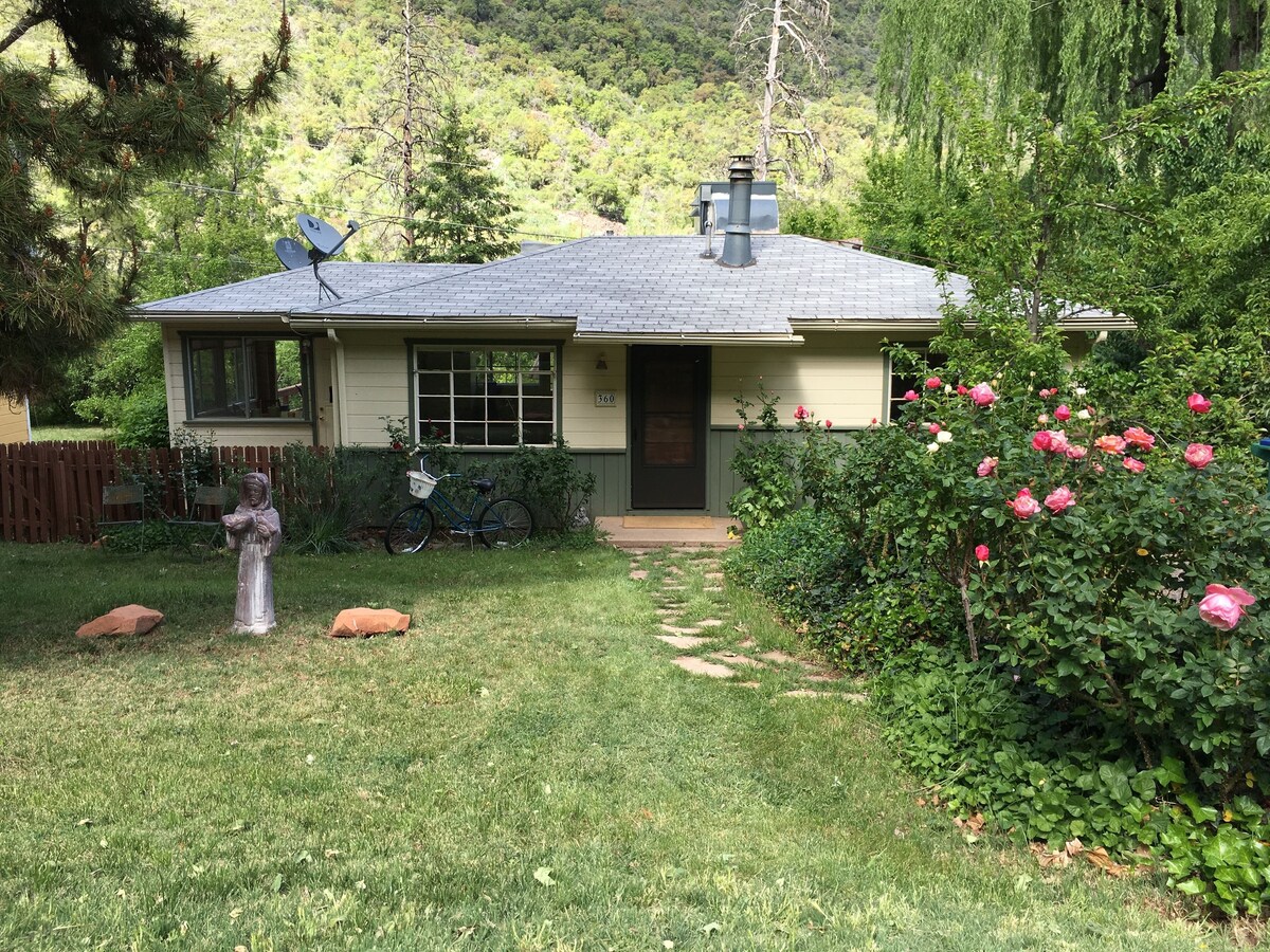 Oak Creek Canyon Cottage: cozy and scenic, minutes from downtown Sedona
