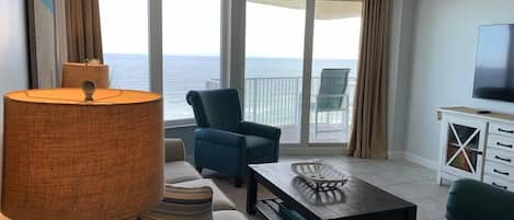 Cozy family room with view of the Atlantic, Balcony access, Ceiling Fan and 55" Smart TV
