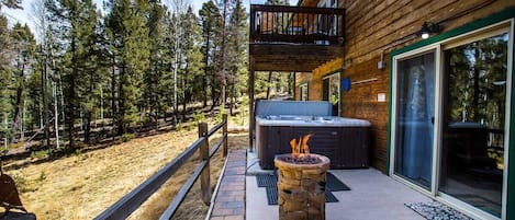 Peaceful starry nights await! 6 person lighted hot tub, lava bowl too!