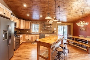 The Beautiful Whitetail Ridge-Luxury 5BR Cabin, Just minutes from downtown (367)