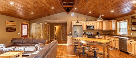 The Beautiful Whitetail Ridge-Luxury 5BR Cabin, Just minutes from downtown (320)