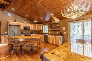 The Beautiful Whitetail Ridge-Luxury 5BR Cabin, Just minutes from downtown (321)
