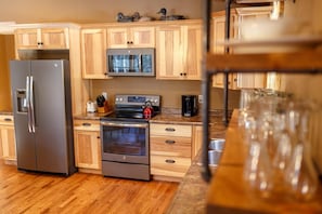 The Beautiful Whitetail Ridge-Luxury 5BR Cabin, Just minutes from downtown (362)