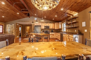 The Beautiful Whitetail Ridge-Luxury 5BR Cabin, Just minutes from downtown (325)