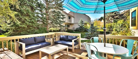 Enjoy the green space! Lovely new deck and furnishings - Ah! relax !