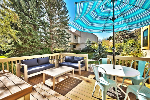 Enjoy the green space! Lovely new deck and furnishings - Ah! relax !