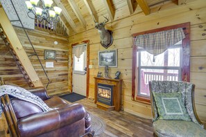 Living Room | 1st Floor | Free WiFi | Gas Fireplace