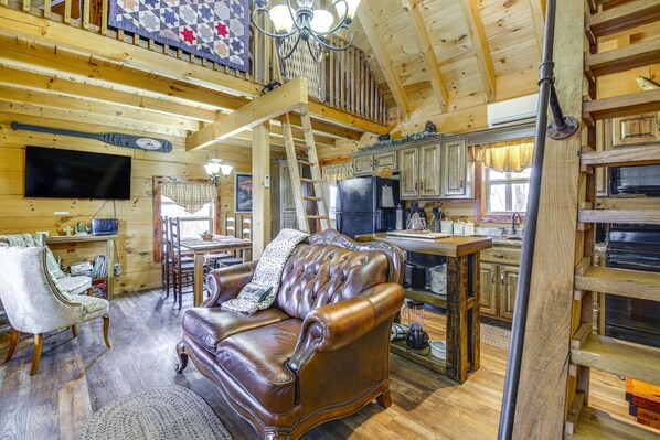 Sevierville Vacation Rental | 1BR | 1BA | 4 Steps Required | 600 Sq Ft