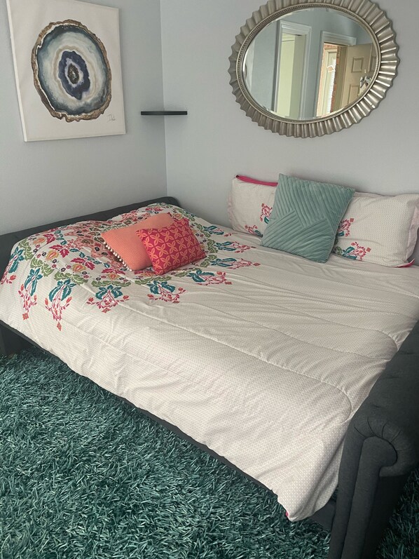 Queen sized daybed with twin trundle
