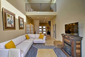 Living Room | Central A/C & Heating | Cable TV | Free WiFi