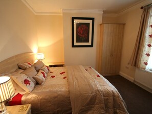Conway Cottage self catering apartment with king size bed